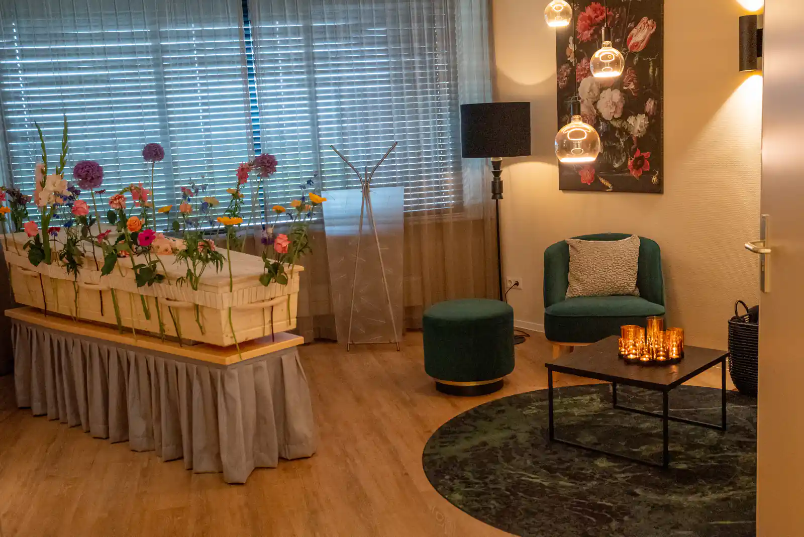 Opbaarkamer met een bloemrijke kist en rustige zitplaatsen