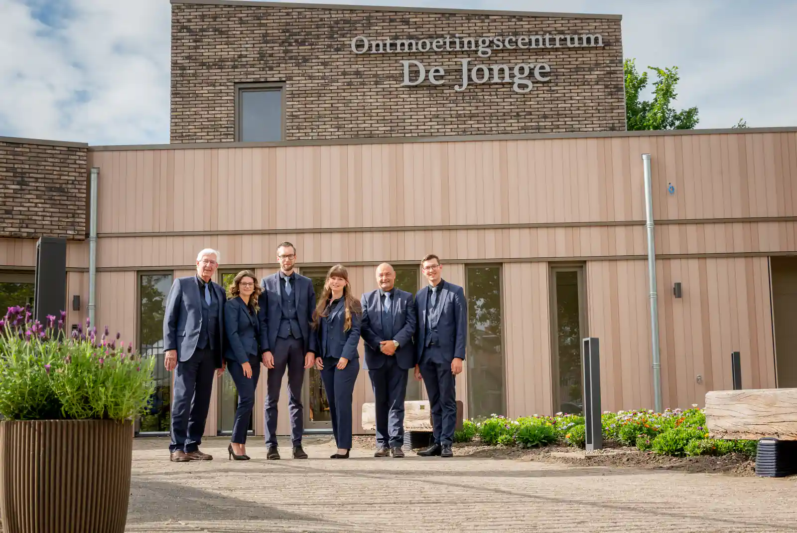 Het team van Uitvaartverzorging De Jonge voor het ontmoetingscentrum